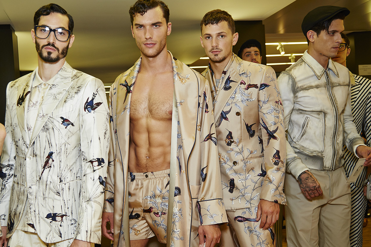 Dolce Gabbana Spring 2016 Menswear Collection Backstage Behind the Scenes Milan Fashion Week Pictures Models 010