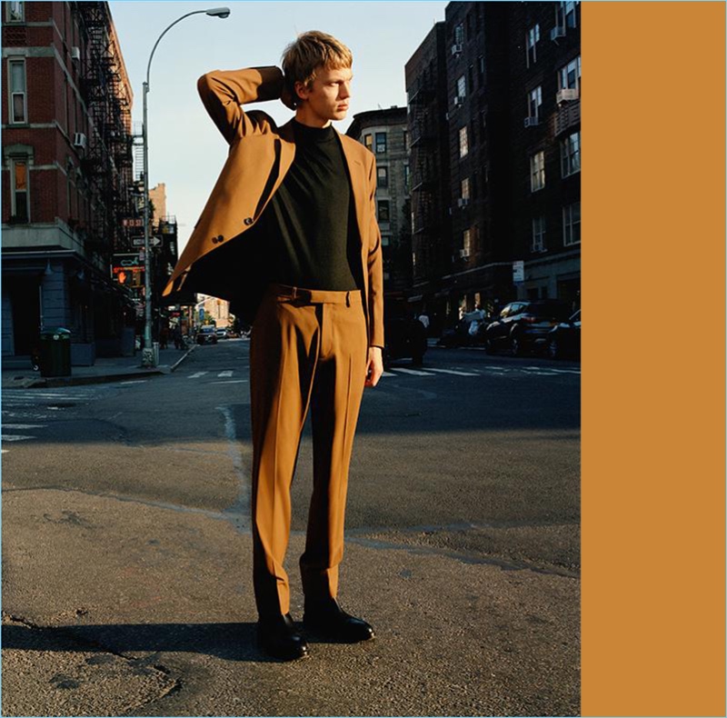 Making a sharp statement, Jonas Glöer wears a Good Wool suit by Theory in caramel.