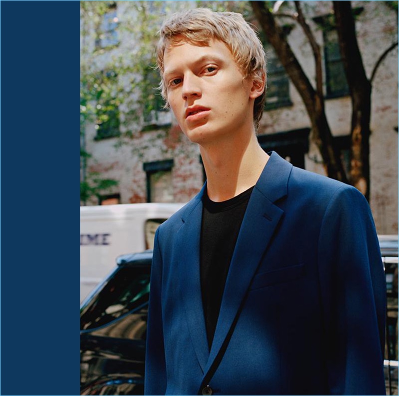 Jonas Glöer wears a royal blue Good Wool suit from Theory.