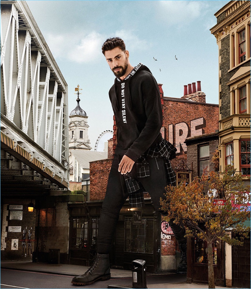 Actor Cauã Reymond fronts Colcci's fall-winter 2018 campaign.