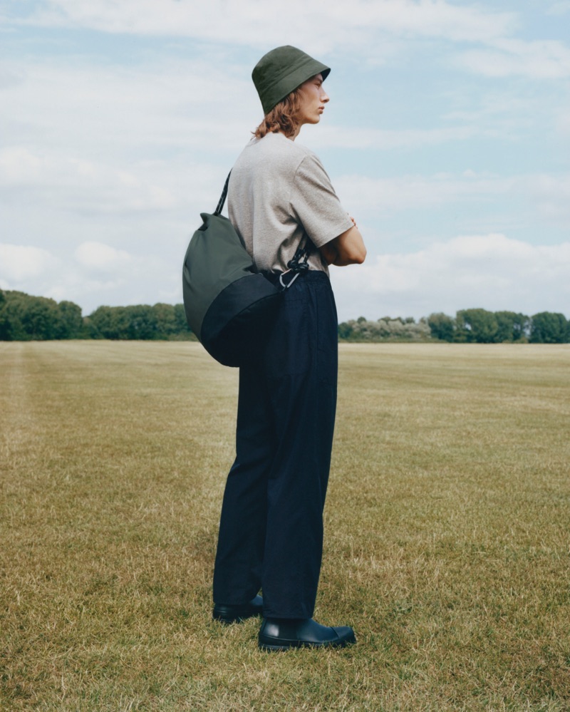 Embracing a relaxed silhouette, Casper Plantinga dons a COS look.